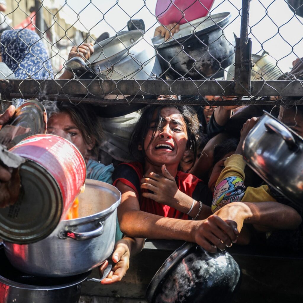 A crise humanitária em Gaza mobilizou a Solidariedade Suíça, que arrecadou milhões para fornecer bens essenciais e apoio às vítimas.