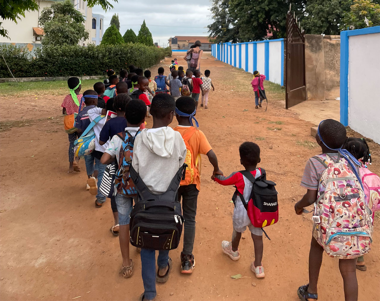 Jovens em fila, representando o voluntariado internacional